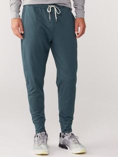 Stacked with everything you need to make this a staple in your on- and off-day workout wardrobes  the Vuori Sunday Performance Jogger pants include 5 functional pockets for on-the-go convenience. Mens Running Pants, Track Pants Mens, Op Logo, Mens Items, Performance Leggings, Fleece Pants, Rei Co-op, Man Running, Pullover Men