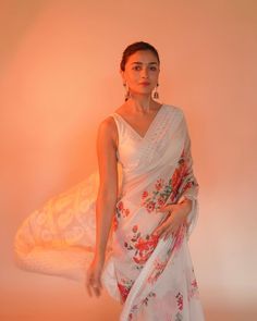 Alia Bhatt Saree, Sleeveless Blouse Designs, Floral Sarees, Floral Saree, Indian Saree Blouse, Simple Sarees, White Saree