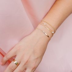 "This bracelet features fresh water pearls hand strung along a delicate chain. Chain is 14kt gold filled or sterling silver (choose finish at checkout), excellent quality that won't tarnish. A modern take on a classic pearl bracelet. Simple, classic and beautifully made. Makes a great gift for a friend, family member, bridesmaids, or maybe just for yourself! - 14kt gold fill or sterling silver - Choose finish at check out - Freshwater pearls - 6\" long with 2\" extender Also check out the matchi Dainty Pearl Bracelet, Bracelet Simple, Fresh Water Pearls, Delicate Chain, Water Pearls, 14kt Gold, Chain Link Bracelet, Pearl Bracelet, Fresh Water