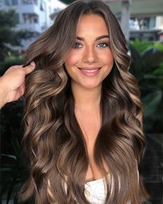 Hair Colors To Look Younger, Balayage For Dark Blonde Hair, Baby Lights Hair Brunette Balayage, Brunette Money Piece Balayage, Golden Blonde Balayage, Spring Hair Color Trends, Blond Balayage, Latest Hair Color, Brown Hair Inspo