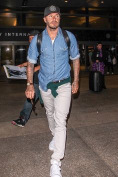 David Beckham's 10 Best Airport Style Looks | GQ Celebrity Airport Style, White Sneakers Men, Men With Street Style, Mens Fashion Casual Outfits