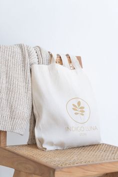 The daily high-quality tote bag for all earthy-girl activities. Natural colour that accompanies you in all your daily activities beautifully. A perfect reusable bag for everything and anything! Made from 100% Cotton Dimensions 43cm x 35cm