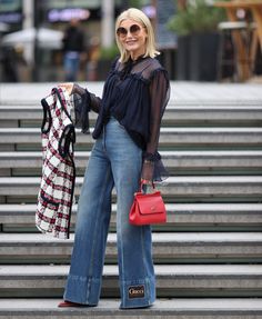 Chic Grandma, Styles Of Pants, Mode Ab 50, Dressing Tips, Look Boho Chic, Classy Casual Outfits, Classy Casual, How To Wear Scarves, Trouser Style