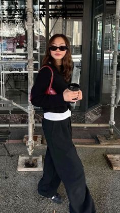 Winter Outfit With Sunglasses, School Outfits Ideas Aesthetic, Old Monday Outfit, Journalist Outfit Aesthetic, Outfit Inspo For School Casual, Outfit Jean Noir, Black Pullover Outfit, Outfit Pantalon Noir, Black Pants Outfit Winter