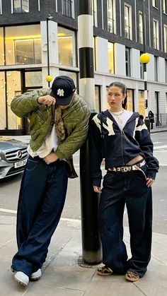 𝓕riends𝓦ear Couple Outfit Inspo Aesthetic, Baggy Couple Outfits, Fits Streetwear, Paparazzi Photos, Street Fashion Men Streetwear