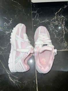 #pinterest #nikezoomvomero #shoes #pink Shoes Storage Ideas, Best Shoes For Women, Women Tips, Vomero 5, Kicks Shoes