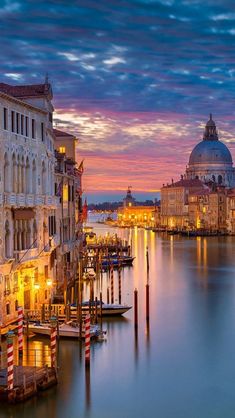 an image of a beautiful sunset in venice, italy with gondolas and buildings