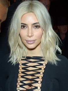 Kim Kardashian Kardashian Hair Color, Kim Kardashian Blonde, Kim Kardashian Hair, Short Black Hair, Celebrity Hair Colors, Lighter Hair, Woman Hair, Hair Color Pastel