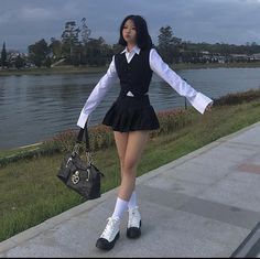 Foto Poses, Elegante Casual, 가을 패션, Korean Outfits, Short Skirt, Mode Inspiration, Teen Fashion Outfits, Outfits Casuales, Cute Casual Outfits