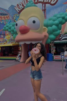 girl eating a donut in krustyland, Universal studios Hollywood Universal Studios Hollywood Picture Ideas, Universal Studios Orlando Pictures Ideas, Universal Studios Instagram Story, Universal Studios Hollywood Aesthetic, Universal Studios Orlando Aesthetic