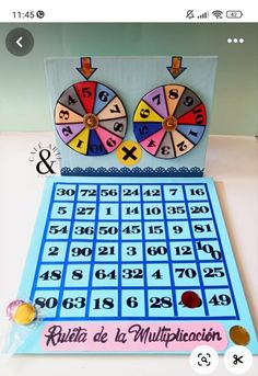 an image of a game board with numbers and arrows on the front, in spanish