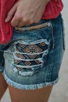 Womens Outfit, Denim Outfits, Diy Vetement, Denim Ideas, Summer Work Outfits, Embellished Jeans, African Clothing Styles, Jeans Diy, Patched Jeans