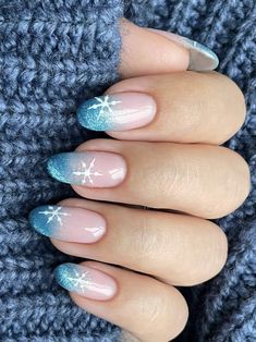 Blue Ombre Winter Nails, Ombre Winter Nails, Christmas Nail Colors, Winter Nail Ideas, Blue Ombre Nails, Santa Nails, Festive Nail Designs