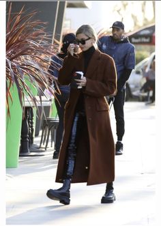 Brown Coat Outfit, Europe Clothes, Long Brown Coat, Hailey Baldwin Style, Boot Fashion, Casual Basics, White Wedding Gowns, Winter Fit, Oversized Sweaters