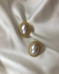 Old Gold Earrings, Pearl Earrings Old Money, Old Money Jewelry Earrings, Old Jewelry Aesthetic, Old Fashioned Jewellery, Old Money Pieces, Old Money Style Accessories, Old Money Aesthetic Accessories, Old Money Earrings Aesthetic