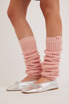 Our classic knitted leg warmers in baby pink feature branded woven tab detail and ribbed cuffs. These can be worn pulled up to calf length, or scrunched down over footwear.-100% recycled polyester-Made in China Chunky Leg Warmers, Crochet Stripe Scarf, Damson Madder, Pinterest Uk, Knitted Leg Warmers, Chocolate Babies, Reversible Tote Bag, Scarf Yarn, Barrel Bag