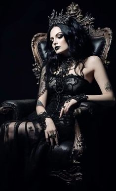 Chica Heavy Metal, Chica Dark, Gothic Fashion Women, Gothic Photography, Dark Beauty Photography, Gothic Wallpaper, Gothic Fantasy Art, Goth Beauty, Goth Women