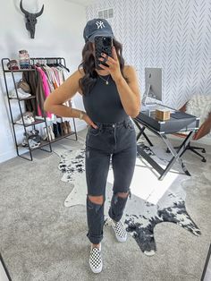 Mom Jeans Summer Outfit Casual, Black Jeans And Sandals Outfit, Black Vans Slip On Outfit Women, Jeans And Vans Outfit Summer, Black On Black Summer Outfits, Simple Black Jeans Outfit, Black Jeans Outfit Concert, Hairstylist Outfits For Work Summer All Black