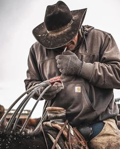 Mountain Men Aesthetic, Carhartt Cowboy, Rancher Outfits Men, Modern Country Outfits Men, Modern Western Style Men, Western Men, Cowboy Life, Men’s Western Fashion, Men Western Outfits