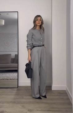 Gray Trousers Outfit Women, Gray Trousers Outfit, Grey Trousers Outfit, Tailored Pants Outfit, Gray Office, Chic Office Outfit, University Outfits, Business Elegant