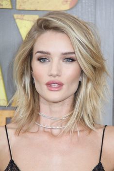 Rosie Huntington-Whiteley hair #layeredbobforthinhair Medium Length Hair With Layers, Rosie Huntington, Hair Affair, Penteado Cabelo Curto, Natalie Portman, Charlize Theron, Volume Hair