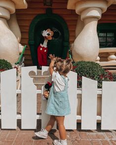 Kenzie Lunt, Fairytale Outfits, Disneyland With A Toddler, Disneyland Fits, Outfits Disneyland, Disneyland Outfit Ideas, Halloween Vacation, Vacation Birthday