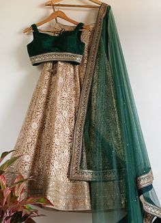 Rosewood Floral Lehenga With Emerald Green Zari Blouse Cream And Green Lehenga, Gold And Green Lehenga, Green Dupatta Lehenga, Golden Lengha Combination, Green Combination Outfit Indian, Green And Golden Lehenga, Emerald Green Indian Outfit, Green Lehenga Combination, Emerald Green Lengha