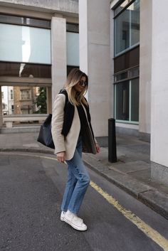 White High Top Chucks Outfit, Converse Chuck 70 Outfit, Beige Linen Blazer, Chucks Outfit, Converse Haute