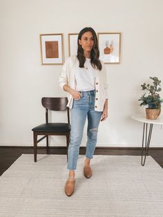 How To Style Mules, Transeasonal Outfits, White Tees Outfit, Spring Business Casual Outfits, Spring Basics, Tee Outfits, Spring Skirt Outfits, Basic Clothes, Casual Mom Style