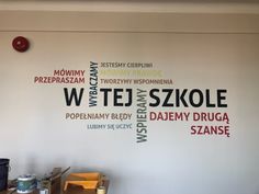 there is a wall that has many different words written on it, including the word w tej szole