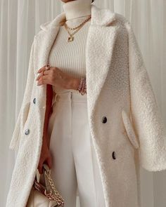 Cosy Minimalism, Aesthetic Lawyer, Winter White Outfit, Ideal Aesthetic, Professional Chic, Lawyer Fashion, Lawyer Outfit, White Wardrobe, Elegant Black Dress