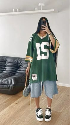 Fashion Inspo Outfits Oversized, Sporty Streetwear Outfits, Street Style Baggy Clothes, Y2k Outfit Street Styles, How To Wear Jersey Women, Cute Urban Outfits, Baggy Jersey Outfit Women, Baggy Clothes Summer Outfit, Streetwear Fashion Jersey