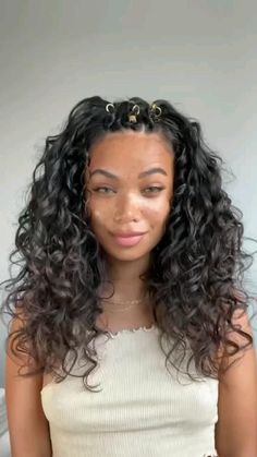 Curly Hair Accessories, Mixed Curly Hair, Curly Hair Videos, Curly Hair Styles Easy, Hairdos For Curly Hair, Curly Hair Inspiration, Curly Girl Hairstyles, Penteado Cabelo Curto