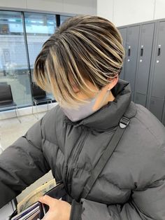 Men Hair Color Highlights, Boys Dyed Hair, Black Hair With Blonde Highlights, Mens Haircuts Straight Hair, Color Rubio, Asian Haircut, Black Hair With Highlights