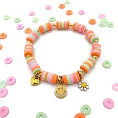 Brighten up your wrist with this fun, retro-style, charm stretch bracelet! Great as a gift for birthdays, holidays or just a gift to yourself.  Available in different sizes. Happy Face, Retro Stil, Stretch Bracelet, Style Retro, Stretch Bracelets, Arm Band, Retro Style, Favorite Jewelry, Retro Fashion