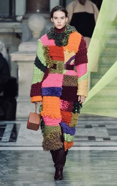 London Fashion Week Runway, Simple Sweaters, Gilet Long, Knitwear Fashion, Fashion Week Runway, Knitted Coat, Fashion Weeks, Fall Collection, Knitwear Design