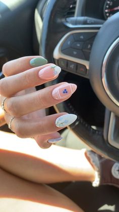 Dainty Summer Nails, Blue Spring Nail Ideas, Dainty Flower Nails, Dainty Nail Designs, Dainty Nail Art, Green Flower Nails, Nail Inspo 2023, Aesthetic Summer Nails, Nail Art Blue