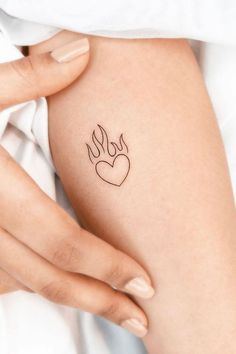 tatuajes de corazones Small Fire Heart Tattoo, Fiery Heart Tattoo, Fine Line Food Tattoo, Heart And Flame Tattoo, Flaming Heart Tattoo Simple, Tattoo Fire Flame, Tiny Flame Tattoo, Simple Flame Tattoo, Heart Fine Line Tattoo