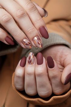 November Nails Round, Cutesy Fall Nails, Maroon Thanksgiving Nails, Round Nail Designs Fall, November Nail Ideas Square, Natural Autumn Nails, Wine Nails Short, Autumn Nails Squoval, Oval Nails Designs For Fall