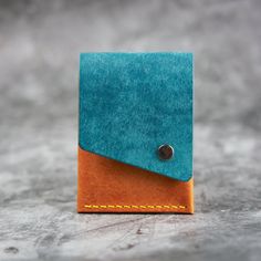 Simple and minimalistic wallet for your cards and folded bills. This minimalistic wallet is made from vegetable tanned Italian Badalassi Carlo Pueblo leather. It features a premium matte finish and will patina beautifully overtime.  Dimension 8cmx10.5cm / 3.15x4.14in  The main slot can hold up to 7-8 cards, the back pocket can hold 2 card, the cash slots fits US and Canadian bill folded once (notes that are 7cm/1.57in height). The card holder is stitched by hand with strong braided waxed polyest Leather Wallet Patterns Free Printable, Free Leather Patterns, Leather Card Holder, Easy Leather Projects, Wallet Pattern Free, Diy Leather Working, Leather Wallet Design, Simple Wallet, Unique Wallets