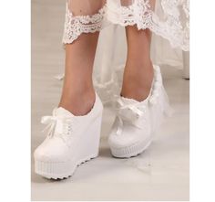 Beautify your day with Mother of Pearl Wedge Heel Floral Wedding Dress shoes. And enjoy that amazing day. It will accompany you all day and you will enjoy dancing comfortably. Sneaker Wedding, Bridal Wedges, Wedding Platform, Shoe Platform, Wedding Shoes Platform, Bridal Sneakers, Bridal Shoe, Wedding Sneakers, Platform Shoe