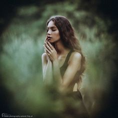 Moody Outdoor Photoshoot, Forest Photoshoot Aesthetic, Photography In Forest, Witch Poses, Fotoshoot Ideas, Moody Photoshoot