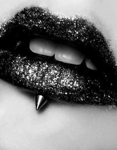 Extreme Make-up, Piercing Bouche, Lips Art, Mac Lipsticks, Nice Lips, Labret Piercing, Kissable Lips, Glitter Lips, Hot Lips