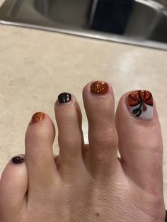 Pedicure Autumn, Fall Nail Mani Pedi Combo, Pumpkin Toe Nail Designs, Gold Pedicure Toenails, Pedicure Ideas Fall Toenails, Fall Pedicure Ideas Toes Toenails, Fall Pedicure Designs, Fall Pedicure