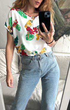 It's a Vintage colourful beautiful parrot print blouse. Short sleeved. Relaxed. White background. Perfect for holiday. Only one unit. Zero waste fashion. Brand: Menglu. Size XXL. Material: 65% cotton, 35%  polyester. Great vintage condition. Model's height: 5'8 / 178 cm / Size S. MEASUREMENTS: Sleeve till neck: 26 inch / 10 cm. Bust doubled: 46 inch / 114 cm. Length: 26 inch / 66 cm. Worldwide shipping. Shipping takes to: USA 7-14 days.  EU 4-7 days. Others countries 7-14 days. Vacation Floral Print Crew Neck Blouse, Floral Print Crew Neck Blouse For Vacation, Vacation Crew Neck Blouse With Floral Print, Floral Print Crew Neck Blouse For Beach, Patterned Tops With Plant Print For Vacation, Vacation Blouse With Floral Print And Crew Neck, Casual Blouse With Plant Print, Tropical Multicolor Crew Neck Top, Tropical Spring Top With Plant Print