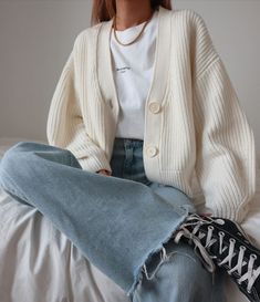 Comfy Outfits With Cardigans, White Cardigan Outfit, H&m Fashion, Relaxed Outfit, Autumn Outfits, Fall Clothes, Cardigan Outfits, Mode Inspo, White Cardigan