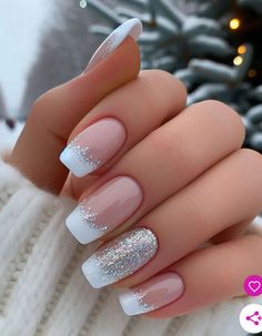 Elegant December Nails, Elegant Nails For Christmas, Nails Holiday Christmas, Simple Nails For Christmas, Gel Nails Christmas Designs, Festival Nails Ideas, Winter Nail Ideas Gel, French Manicure Christmas Nails, Holiday Nails 2024