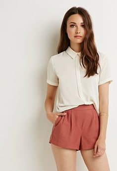 Textured Pleat-Front Shorts | Forever 21 - 2000183841 Outfit Navidad 2022, Outfit Navidad, Blouse And Shorts, Pinterest Fashion, Outfit Goals, Girly Outfits, Looks Style, Casual Blouse