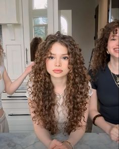 Curly Hair With Straight Ends, Curly Hair Women Styles, 3 A Curly Hair, Sunny Kalogeras, Pretty Curly Haired Girl, Models With Curly Hair, Sunday Kolageras, Waist Length Curly Hair, Kalogeras Sisters Hair