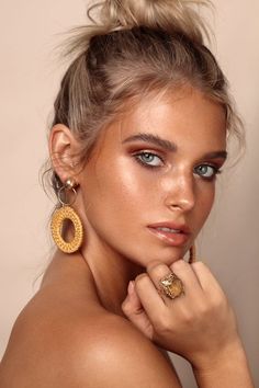 Maquillaje Glowy, Easy Clown Makeup, Editorial Make-up, Bronze Makeup Look, Beauty Fotografie, Beach Makeup, Fashion Beauty Photography